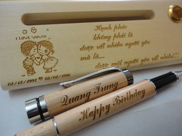 Khắc tên bút gỗ tự nhiên - Cắt Khắc Laser THT Vina - Công Ty TNHH Công Nghệ THT Vina